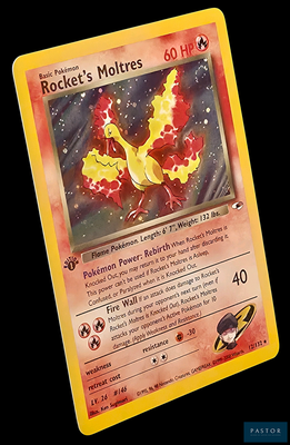 une carte Pokémon jaune sur laquelle figure l'image d'un oiseau de feu