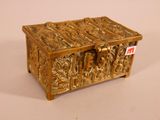 une boîte dorée posée sur une table