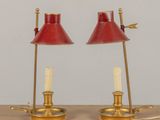 une paire de lampes de table rouges et en laiton, ornées de bougies