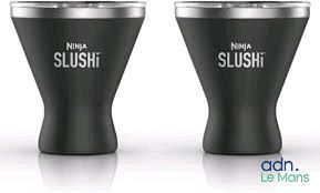 deux tasses noires et argentées posées l'une à côté de l'autre sur une surface blanche