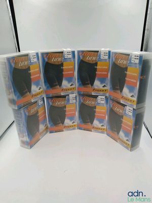 six paquets de DVD posés sur une table blanche