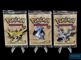 trois paquets de cartes à collectionner Pokémon sur fond noir