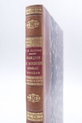 un livre posé sur une table
