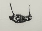 un dessin en noir et blanc représentant un soutien-gorge orné d'étoiles