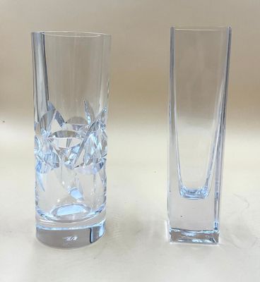 deux verres posés l'un à côté de l'autre sur une table