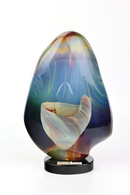un vase en verre orné d'un motif coloré