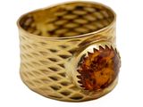 une image montrant un gros plan d'une bague sertie d'une pierre