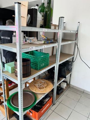une étagère contenant divers objets dans une pièce