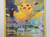 gros plan d'une carte pokemon sur une surface blanche