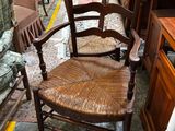 une chaise qui se trouve au milieu d'une pièce