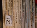 un grand nombre de livres empilés sur une étagère