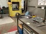 une photo d'un établi dans une usine, sur lequel sont posés de nombreux outils