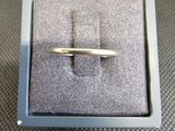une bague qui se trouve dans une boîte sur une table