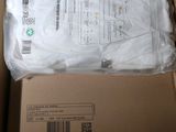 emballage d'un t-shirt blanc dans une boîte en carton posée sur une table
