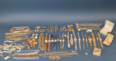 de nombreux types de bijoux différents sur un fond bleu