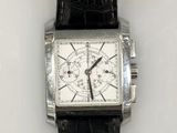 une montre posée sur une surface blanche