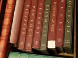 une boîte pleine de livres posée sur une table