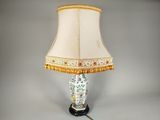 une lampe posée sur une table et munie d'un abat-jour