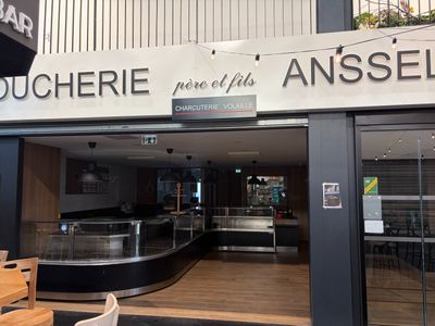 un restaurant avec une enseigne au-dessus de son entrée