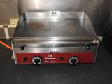 une photo d'un barbecue à gaz professionnel dans une cuisine professionnelle