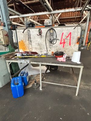 une table sur laquelle se trouvent de nombreux outils