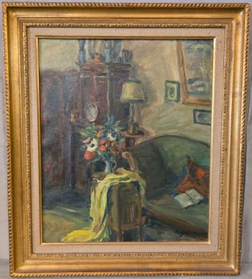 une peinture à l'huile représentant un salon avec un canapé et un vase de fleurs