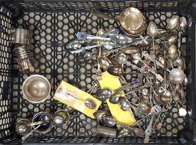 un panier rempli de cuillères en argent et d'autres couverts en argent