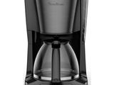 une cafetière noire posée sur un plan de travail blanc