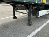 un camion garé sur le côté de la route