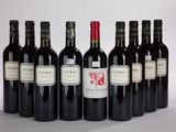 six bouteilles de vin sont alignées sur une table
