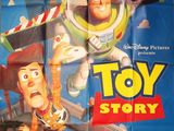 L'affiche de « Toy Story » est accrochée au mur.