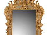un miroir accroché au mur de la pièce