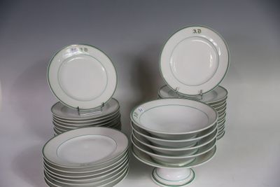 plusieurs assiettes empilées sur une table