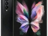 un gros plan d'un téléphone orné d'un motif de papillon