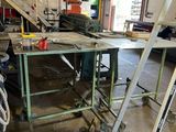 un homme debout à côté d'une table dans un garage