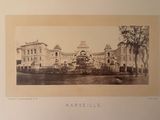 une vieille photo d'un grand bâtiment avec une fontaine devant