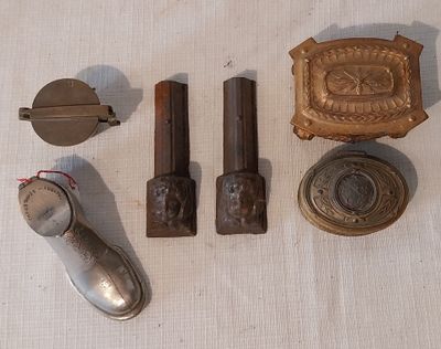 de nombreux objets anciens posés sur une table