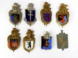 plusieurs types de badges sont présentés sur une surface blanche