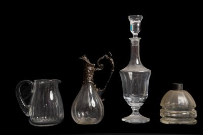 Réunion de trois carafes en cristal et un pichet
