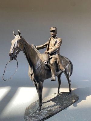 une statue représentant un homme à cheval tenant une corde