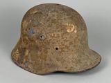 un vieux casque avec un trou au milieu