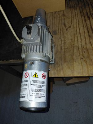 une photo d'une pompe à eau posée sur une table en bois