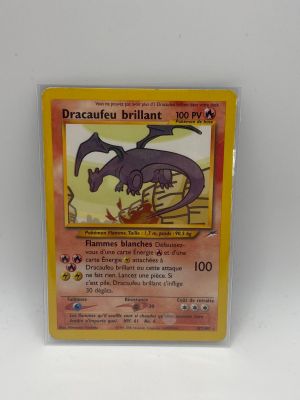 un gros plan d'une carte Pokémon sur laquelle figure un dragon