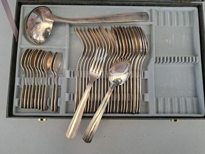 une boîte contenant tout un tas de cuillères et de fourchettes