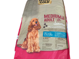 un sac de croquettes pour chien sur lequel est assis un chien