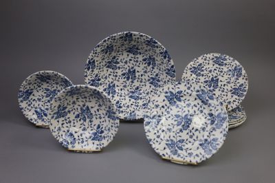 trois assiettes bleues et blanches ornées de fleurs, posées sur un fond gris