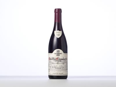une bouteille de vin rouge posée sur une table