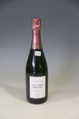 une bouteille de vin posée sur une table