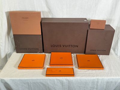 quatre boîtes de cartes Louis Vuitton posées sur une table