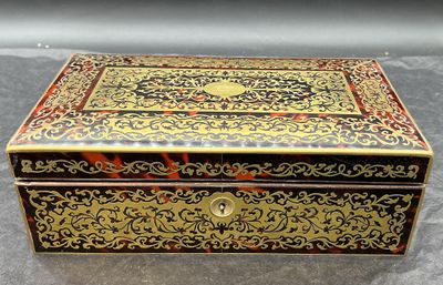une image représentant une boîte décorative posée sur une table, sur fond noir